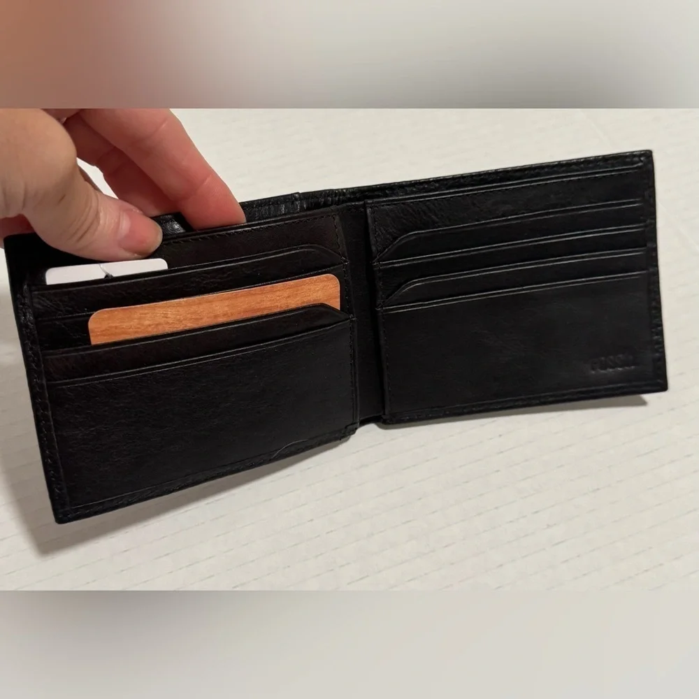 FOSSIL men’s black leather wallet nwt
